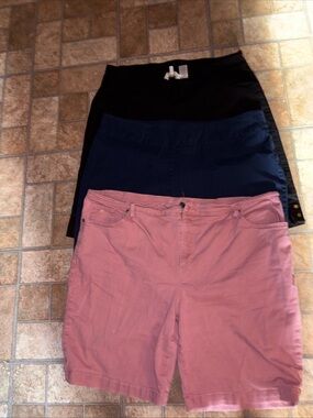 Gloria Vanderbilt 3-Pack Shorts in Pink, Navy and Black